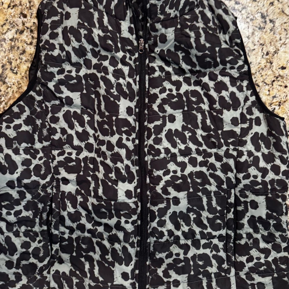 Women’s Army Green Leopard Print Puffer Vest Size XXL NWOT